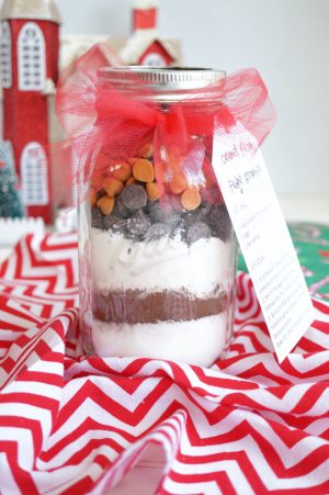 homemade gifts: caramel pecan brownie mix in a jar - The Baking Fairy