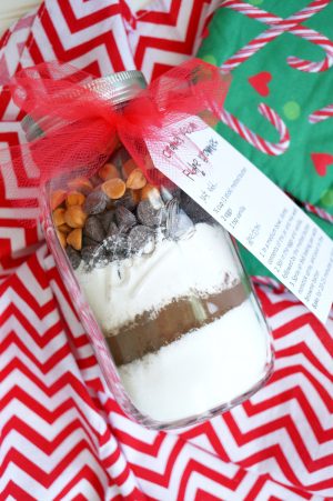 homemade gifts: caramel pecan brownie mix in a jar - The Baking Fairy